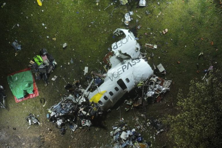 Se cayó un avión en San Pablo: recuperan los primeros cuerpos y comienza la tarea más difícil imagen-4