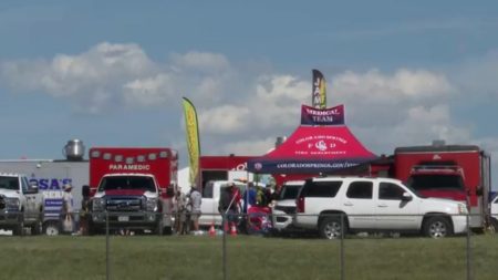 Unas 100 personas fueron tratadas por enfermedades relacionadas con el calor en un espectáculo aéreo de Colorado, dicen las autoridades imagen-11