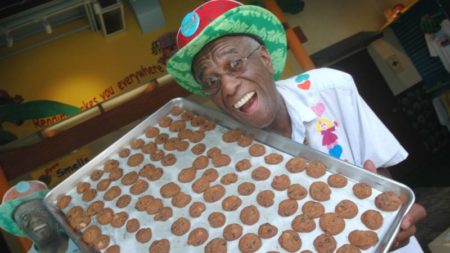 Wally Amos, fundador de las galletas Famous Amos, muere a los 88 años imagen-9