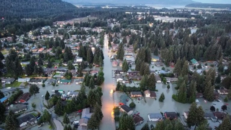 Así fue el desbordamiento del glaciar que envió una oleada de agua a Juneau, Alaska causando inundaciones "sin precedentes" imagen-4