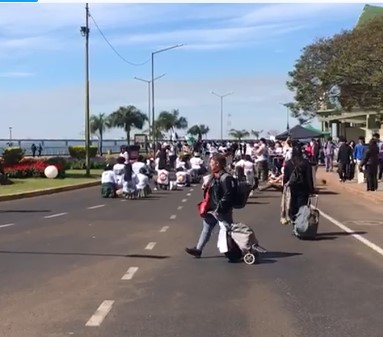 Estudiantina con polémica: indignación y bronca de pacientes y sus familiares por no poder acceder a un centro de salud en la costanera imagen-13