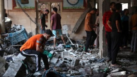 Un ataque israelí contra una mezquita y una escuela en Gaza deja casi un centenar de muertos y desata la indignación internacional imagen-7