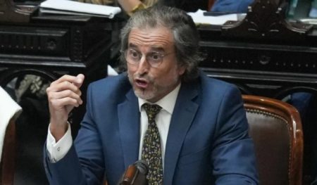 Benegas Lynch defendió el veto de Milei al aumento en jubilaciones y afirmó: “A los ricos los están masacrando” imagen-8