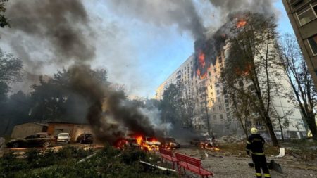 Un bombardeo ruso en la ciudad ucraniana de Járkiv deja al menos seis muertos y casi 100 heridos imagen-7