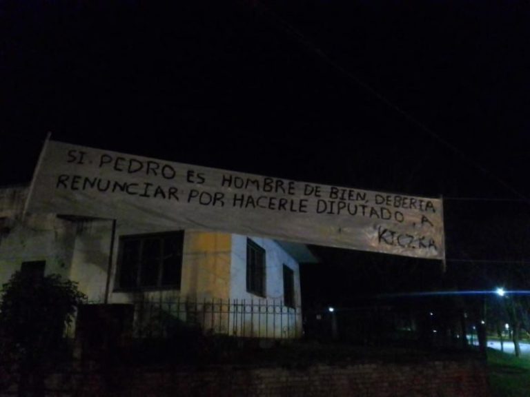 Apóstoles amaneció con carteles en repudio al prófugo puertista Kiczka imagen-4