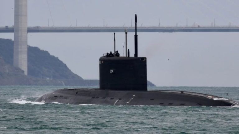 Ucrania denuncia que un submarino ruso se hundió en el puerto de Crimea imagen-4