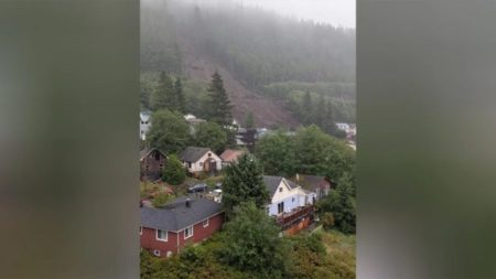 Una ciudad de Alaska emite órdenes de evacuación tras un deslizamiento de tierra que deja un muerto y tres heridos. Las autoridades temen que pueda producirse otro deslizamiento imagen-14