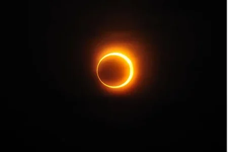 Cómo es el eclipse solar anular que está por cubrir el cielo argentino imagen-5