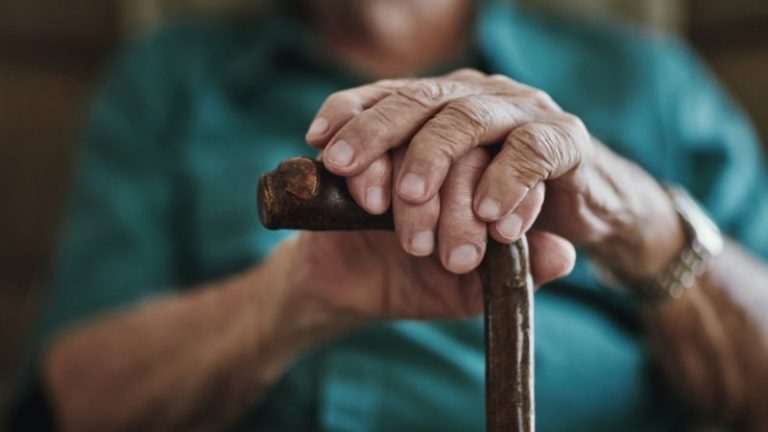 Los humanos envejecen de forma pronunciada en dos momentos clave de la vida, según un estudio imagen-4