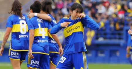 Quién es la japonesa de Boca que convirtió su primer gol y se besó el escudo imagen-13