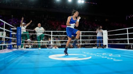 La argelina Imane Khelif peleará por la medalla de oro del boxeo femenino de 66 kg en París 2024 imagen-14