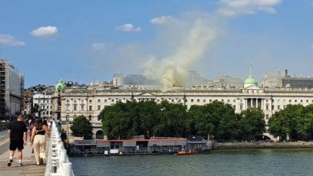 Bomberos trabajan para apagar un incendio en la histórica Somerset House de Londres imagen-13