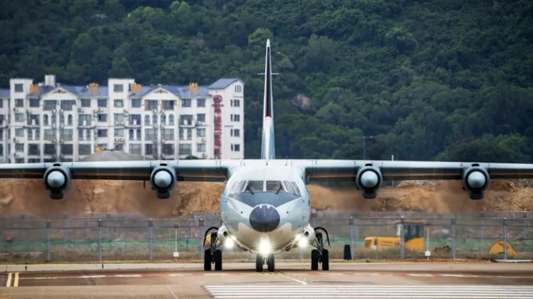 Japón afirma que un avión militar chino violó su espacio aéreo territorial por primera vez imagen-4