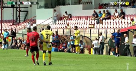 Recibió tres goles en nueve minutos, se deprimió, lo sacaron y su equipo lo dio vuelta imagen-6