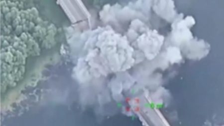 Cohetes destruyen un puente en la región rusa de Kursk; Rusia lo atribuye a Ucrania y dice que "usó armamento occidental" imagen-15