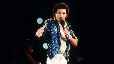 ¿Recuerdas cuando Lionel Richie cerró los Juegos Olímpicos con el atuendo más ochentoso de la historia? imagen-12