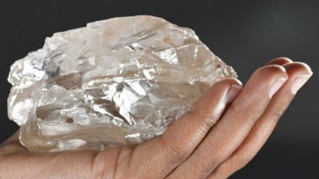 Hallan en Botswana un enorme diamante de 2.492 quilates que se cree es el segundo más grande del mundo imagen-8