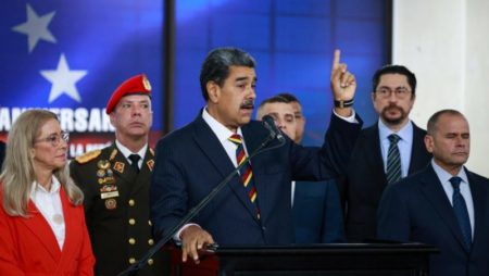 Estados Unidos niega haber ofrecido amnistía a Maduro y pide transición pacífica de poder imagen-10