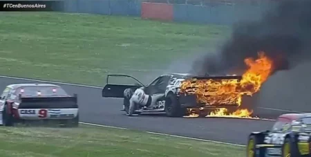 El susto de Gastón Mazzacane: se incendió su auto en la final de TC en Buenos Aires imagen-9