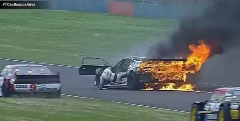 El susto de Gastón Mazzacane: se incendió su auto en la final de TC en Buenos Aires imagen-4