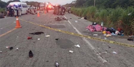 Mueren al menos tres personas de un grupo migrante, entre ellas un padre y su hija, al ser atropellados en Oaxaca, México imagen-14