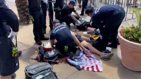 Atienden por golpe de calor a más de 100 personas en mitin de Trump en Arizona imagen-7