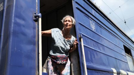 Las fuerzas rusas se acercan a la ciudad clave de Pokrovsk en Ucrania, pero huir es difícil, incluso para quienes pueden permitírselo imagen-12