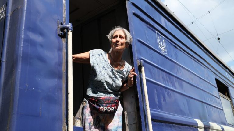 Las fuerzas rusas se acercan a la ciudad clave de Pokrovsk en Ucrania, pero huir es difícil, incluso para quienes pueden permitírselo imagen-3