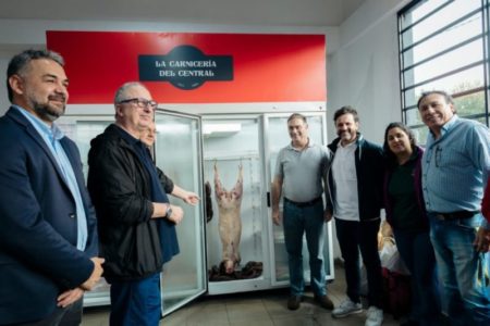 Passalacqua inauguró una nueva carnicería y entregó un tractor en el Mercado Central imagen-9