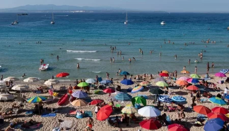 Las nuevas reglas de Italia contra el exceso de turistas: sin sombrillas en la playa, horarios para la música y semáforos para las selfies imagen-11