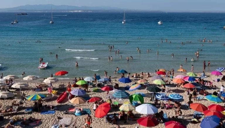 Las nuevas reglas de Italia contra el exceso de turistas: sin sombrillas en la playa, horarios para la música y semáforos para las selfies imagen-3