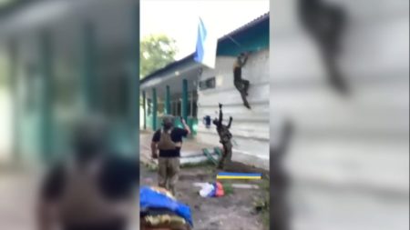 Soldados de Ucrania izan banderas en la región rusa de Kursk, según muestran videos en redes sociales imagen-8