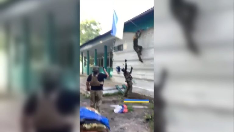 Soldados de Ucrania izan banderas en la región rusa de Kursk, según muestran videos en redes sociales imagen-4