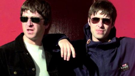 La banda de rock británica Oasis anuncia su regreso en gira de reunión en 2025 imagen-14