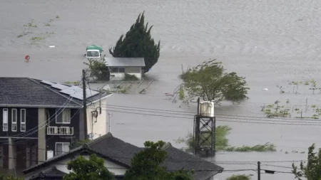 Japón insta a 4 millones de personas a evacuar mientras el tifón Shanshan amenaza el sur con hasta un metro de lluvia imagen-10