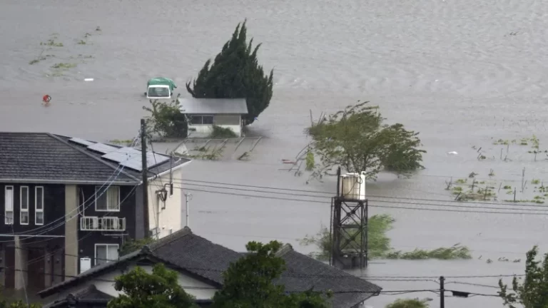 Japón insta a 4 millones de personas a evacuar mientras el tifón Shanshan amenaza el sur con hasta un metro de lluvia imagen-4