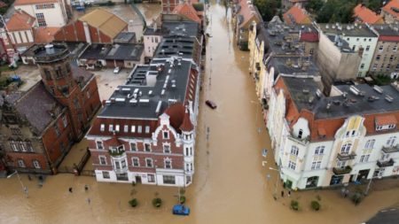 Evacuación de toda una ciudad tras las inundaciones, 7 muertos en incendios forestales mientras el clima extremo azota Europa imagen-15