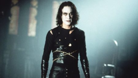 Si te fijas en los títulos de crédito de 'El Cuervo', no solo están dedicados a Brandon Lee: ¿Quién es Eliza? imagen-9