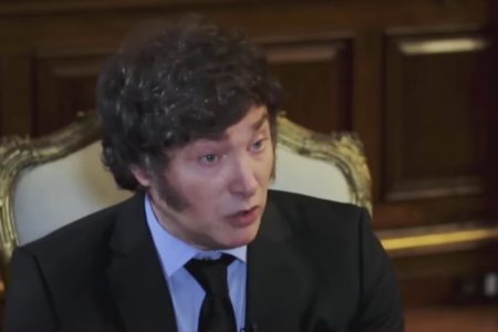 Javier Milei defendió a Santiago Caputo, negó haberse interesado por las causas de Macri y renovó sus ataques a la prensa imagen-9