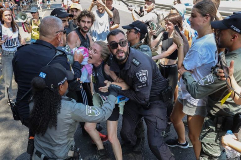 Un paro general aumenta la ebullición social en Israel por los rehenes y un tribunal ordena suspenderlo imagen-4