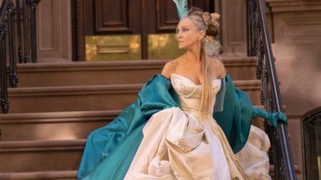 Sarah Jessica Parker ha conservado una preciosa blusa de Chanel de Carrie Bradshaw durante 24 años: ahora la lleva en 'And Just Like That' imagen-8