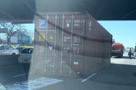 General Paz | Un camión chocó contra un puente, el contenedor que llevaba cayó sobre la autopista y provocó un caos de tránsito imagen-13