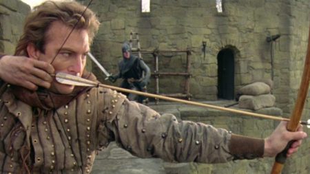 Aparece en la imagen durante apenas 30 segundos, pero la presencia de este legendario actor al final de 'Robin Hood: Príncipe de los Ladrones' es inolvidable imagen-11