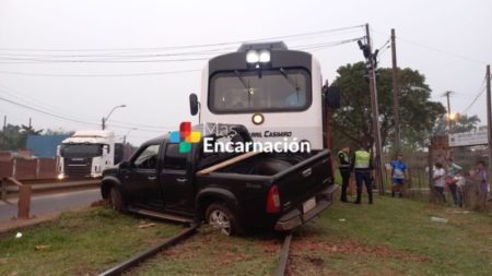 Tren arrolló una camioneta en el puente Posadas-Encarnación imagen-11