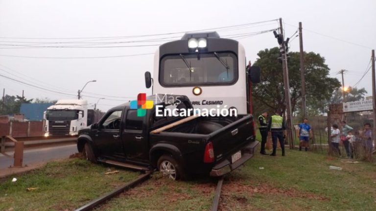 Tren arrolló una camioneta en el puente Posadas-Encarnación imagen-4