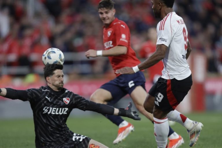 River no pudo ganar ni jugando 80 minutos con uno más; Independiente luchó por un 0-0 que terminó mereciendo imagen-4