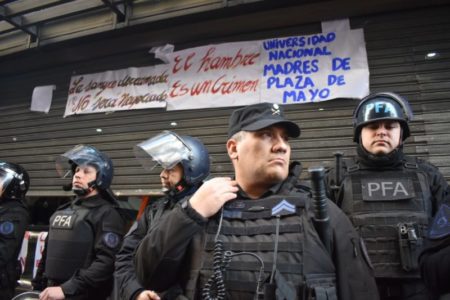 La Policía Federal desplegó un operativo en la Universidad de las Madres y hubo acusaciones cruzadas imagen-9