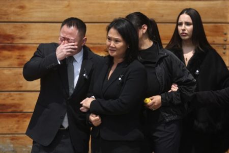 Keiko y Kenji Fujimori rompen en llanto frente al féretro de Alberto Fujimori en pleno velorio imagen-13