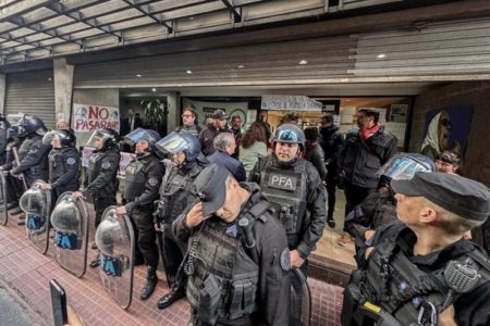 La Policía impide el ingreso de estudiantes y docentes a la Universidad de las Madres imagen-7