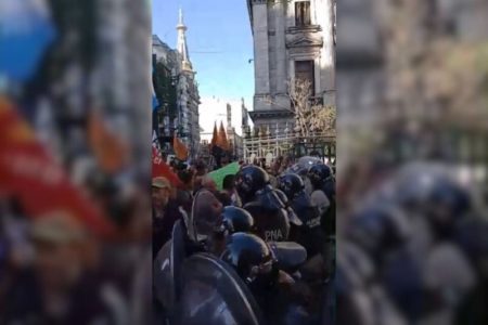 La represión avanza: Prefectura roció con gas lacrimógeno a los manifestantes imagen-10